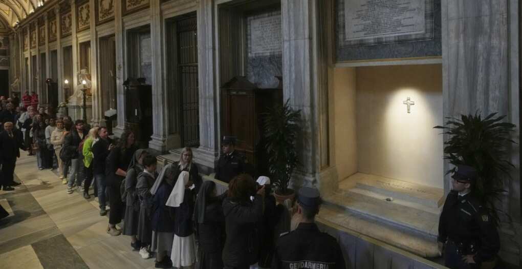 Morte papa Francesco: «Noi, in viaggio di notte per visitare la tomba del pontefice» Morte papa Francesco: «Noi, in viaggio di notte per visitare la tomba del pontefice»
