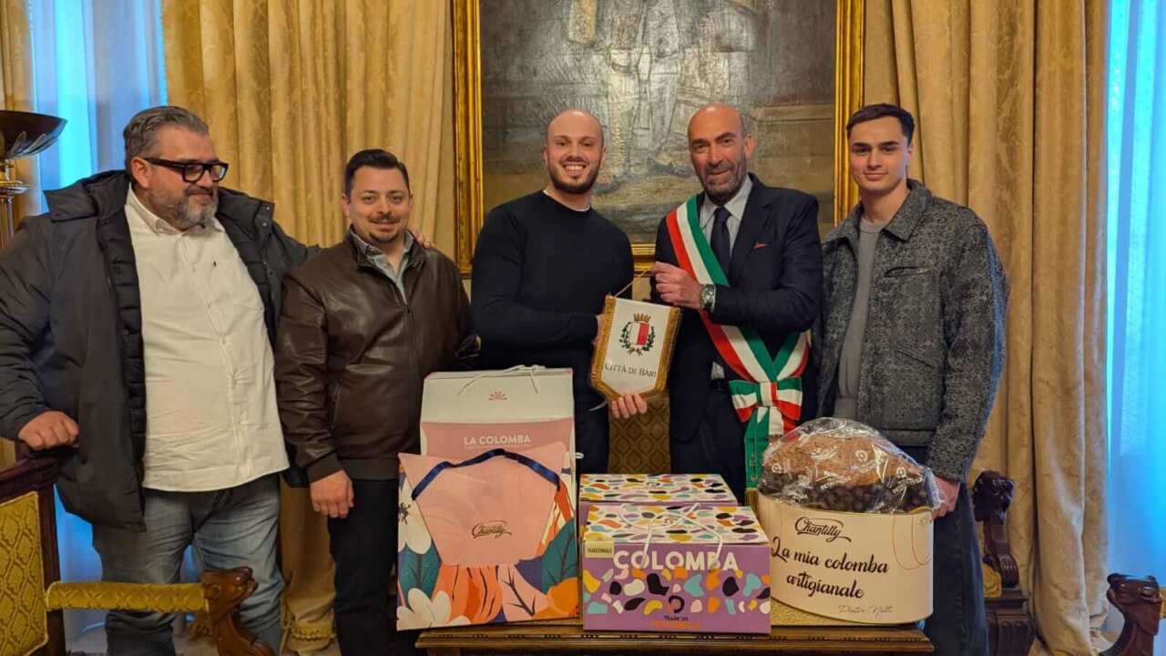 “Giovani lievitisti”, trionfo barese nel concorso nazionale: il sindaco premia i maestri della colomba “Giovani lievitisti”, trionfo barese nel concorso nazionale: il sindaco premia i maestri della colomba