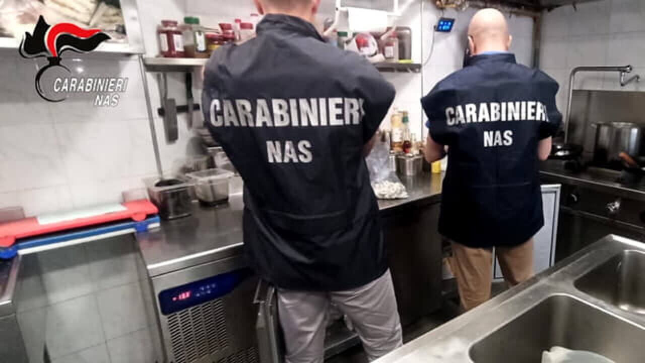 Nidi di insetti e cibo non tracciabile: i Nas chiudono una pasticceria a Taranto