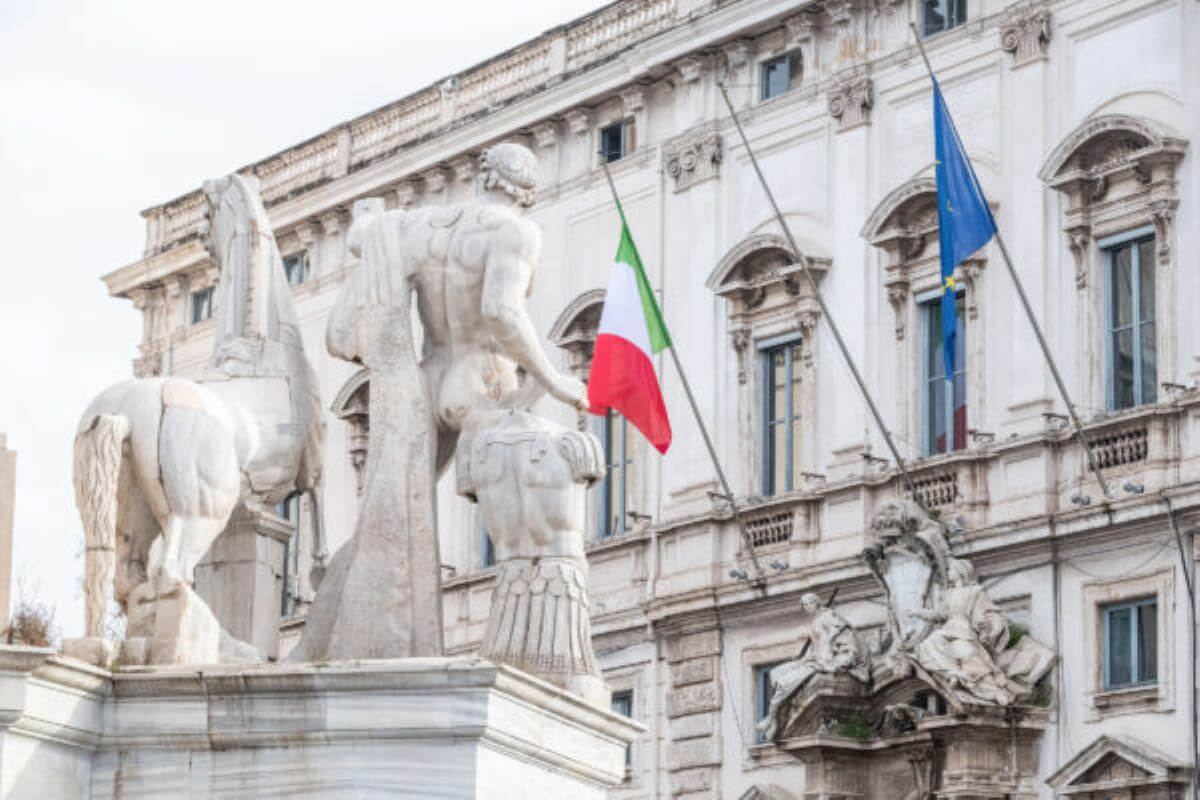 Tra mercato e potere del pubblico Tra mercato e potere del pubblico