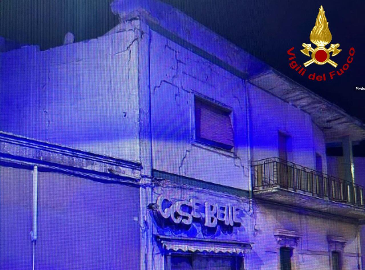 Paura nella notte a Collepasso, crolla il solaio di un’abitazione: intervengono i vigili del fuoco Paura nella notte a Collepasso, crolla il solaio di un’abitazione: intervengono i vigili del fuoco