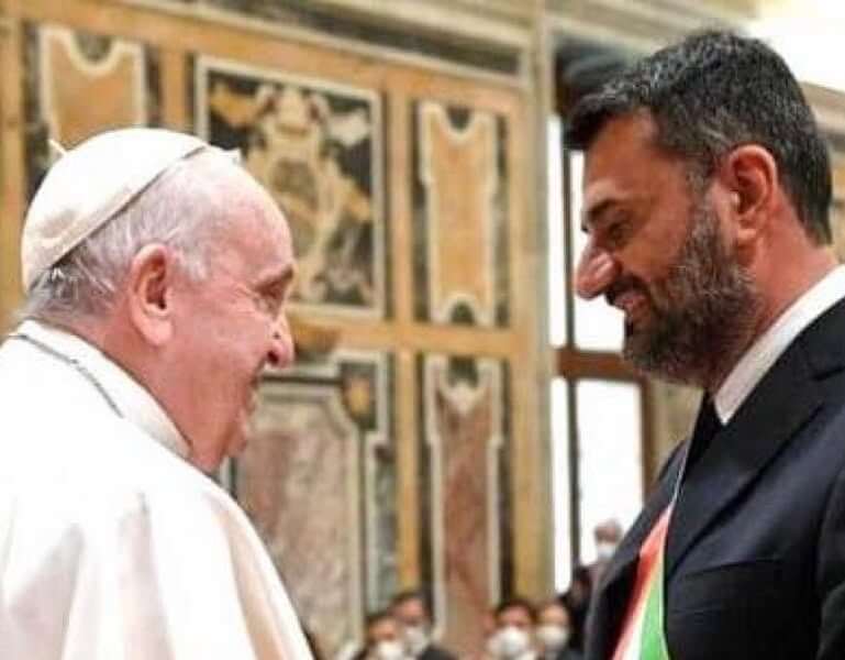 Puglia, le campane suonano a lutto per la morte del Papa. Emiliano: «Ci ha insegnato il senso della giustizia»
