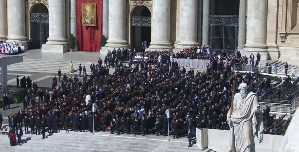L’addio al Papa, i funerali a San Pietro e l’arrivo a Santa Maria Maggiore – VIDEO L’addio al Papa, i funerali a San Pietro e l’arrivo a Santa Maria Maggiore – VIDEO