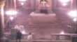 Bari, entra in chiesa in bici e interrompe la messa per chiedere denaro. Il parroco: «Siamo abituati» – VIDEO