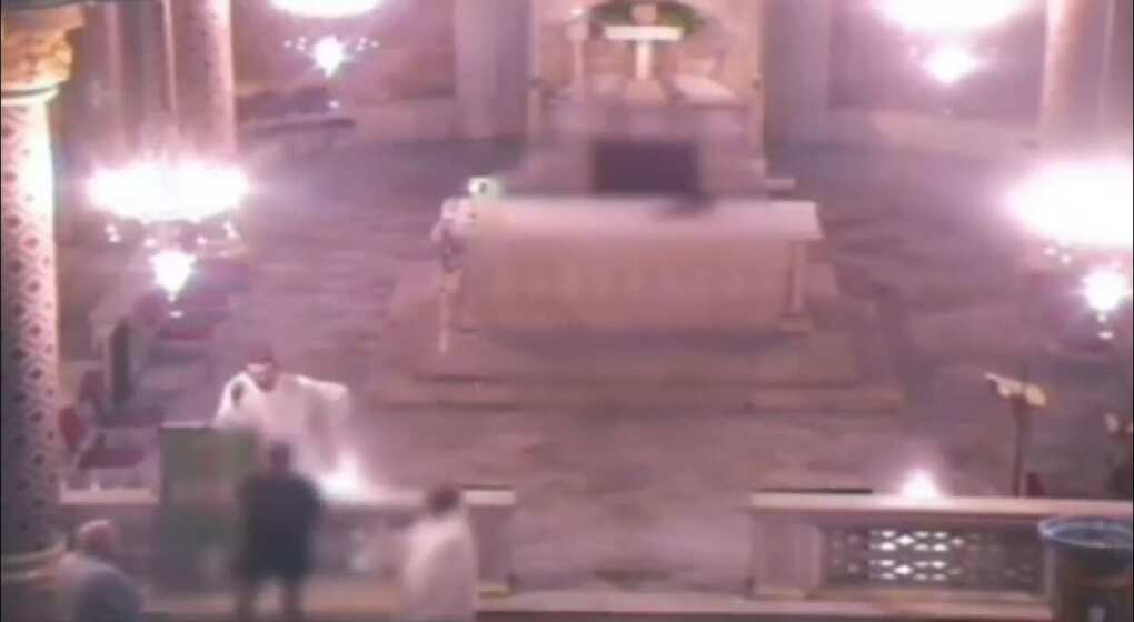 Bari, entra in chiesa in bici e interrompe la messa per chiedere denaro. Il parroco: «Siamo abituati» – VIDEO Bari, entra in chiesa in bici e interrompe la messa per chiedere denaro. Il parroco: «Siamo abituati» – VIDEO