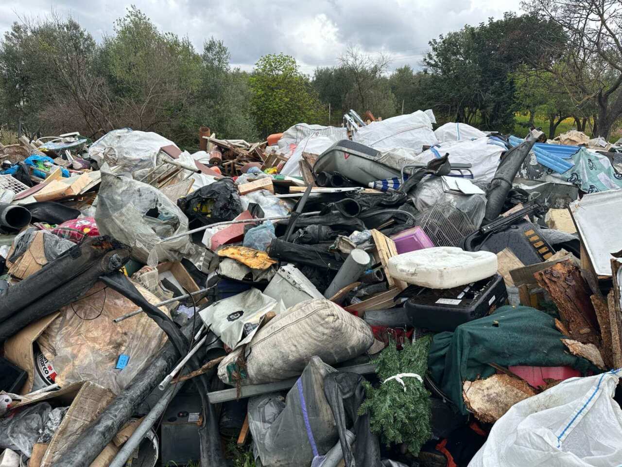 Bari, discarica a cielo aperto a San Pio: ristoratore e azienda denunciati per abbandono illecito di rifiuti Bari, discarica a cielo aperto a San Pio: ristoratore e azienda denunciati per abbandono illecito di rifiuti