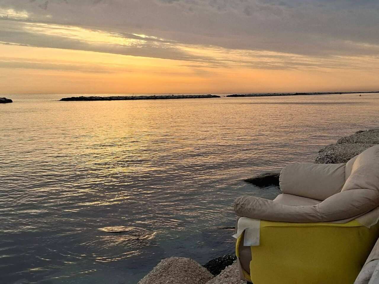 Un divano abbandonato sugli scogli: «Sapevo che Bari fosse romantica, ma non fino a questo punto»