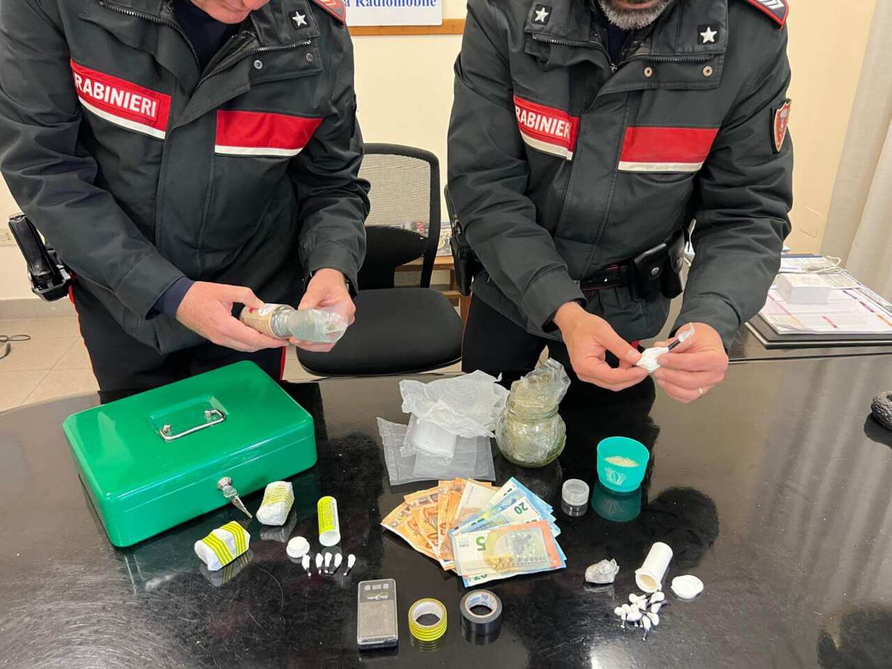 Arnesano, in casa ha marijuana, hashish e cocaina: arrestato un 36enne