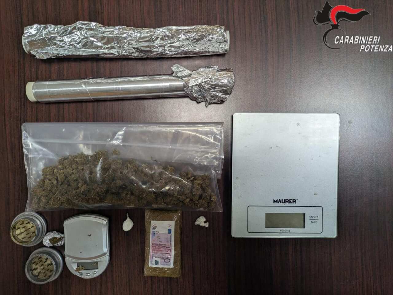 Senise, nascondono la droga nel vano motore dell’auto: arrestati due uomini di 59 e 36 anni