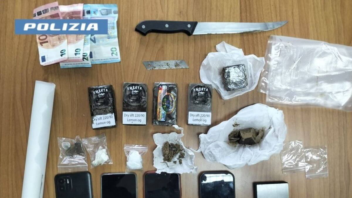 Taranto, vendeva droga in chat e la consegnava a domicilio: arrestato un 24enne