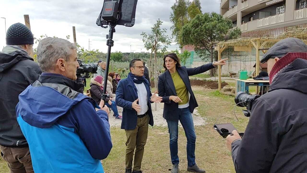 Bari, Elisa Isoardi fa tappa a Ortodomingo per raccontare su Rai 1 le buone pratiche di comunità – FOTO