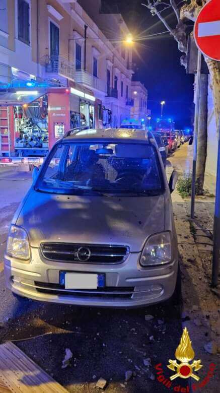 Trani, esplode una bombola di Gpl: crolla un muro, mattoni scagliati per strada