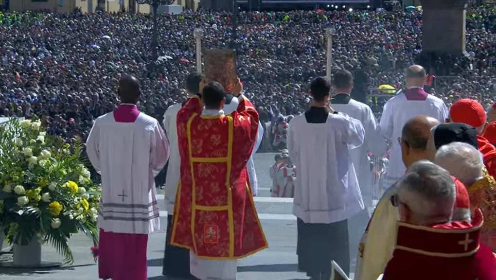 L’addio al Papa, i funerali a San Pietro e l’arrivo a Santa Maria Maggiore – VIDEO L’addio al Papa, i funerali a San Pietro e l’arrivo a Santa Maria Maggiore – VIDEO