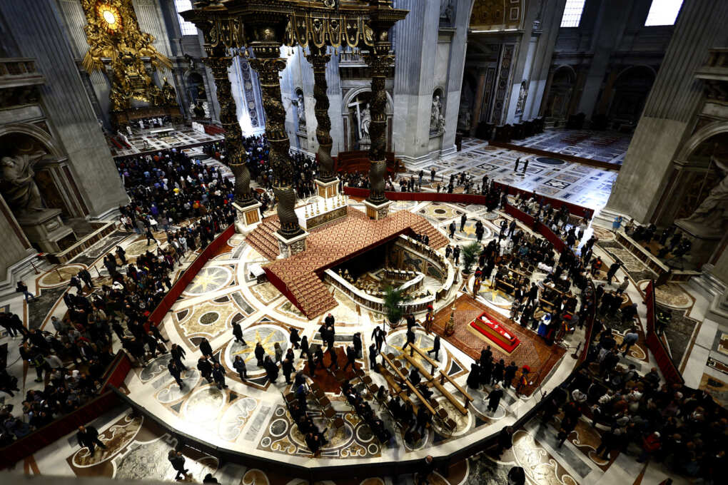 Papa Francesco, migliaia di fedeli per l’omaggio al Pontefice. Poveri e bisognosi accoglieranno la salma a Santa Maria Maggiore – VIDEO Papa Francesco, migliaia di fedeli per l’omaggio al Pontefice. Poveri e bisognosi accoglieranno la salma a Santa Maria Maggiore – VIDEO