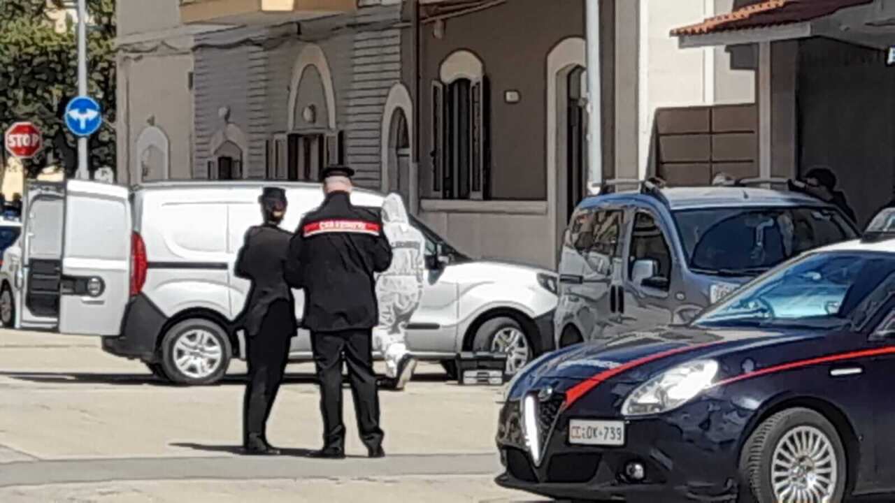 Femminicidio a Bitonto, la donna colpita 20 volte con le forbici: litigavano per soldi Femminicidio a Bitonto, la donna colpita 20 volte con le forbici: litigavano per soldi