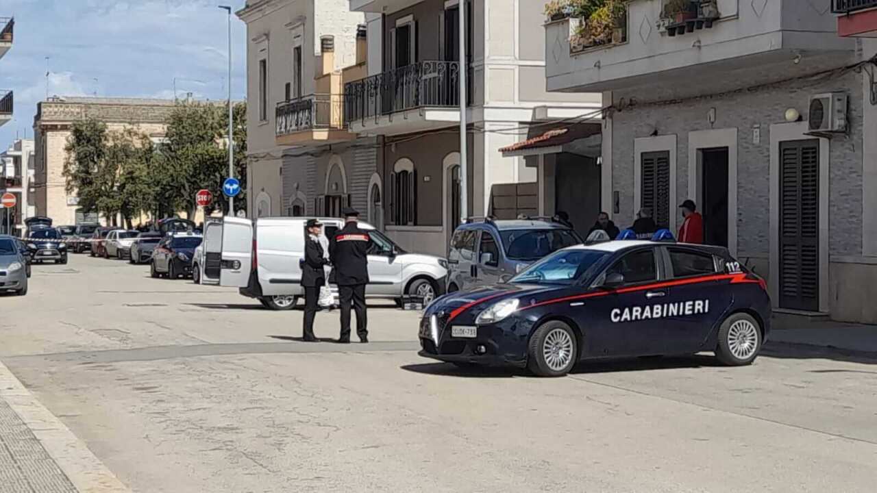 Femminicidio a Bitonto, sgomento tra i residenti: «Sembrava una coppia tranquilla» – VIDEO Femminicidio a Bitonto, sgomento tra i residenti: «Sembrava una coppia tranquilla» – VIDEO