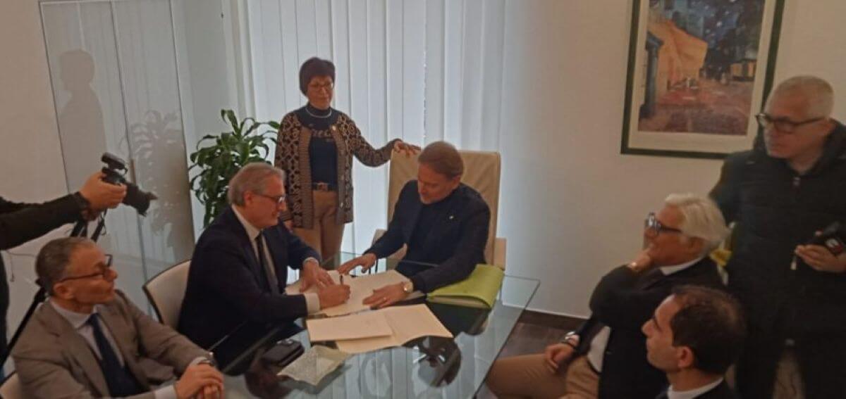 Taranto, nasce la Fondazione per il rilancio dello sport: da Ferrarese un assegno da 50mila euro Taranto, nasce la Fondazione per il rilancio dello sport: da Ferrarese un assegno da 50mila euro