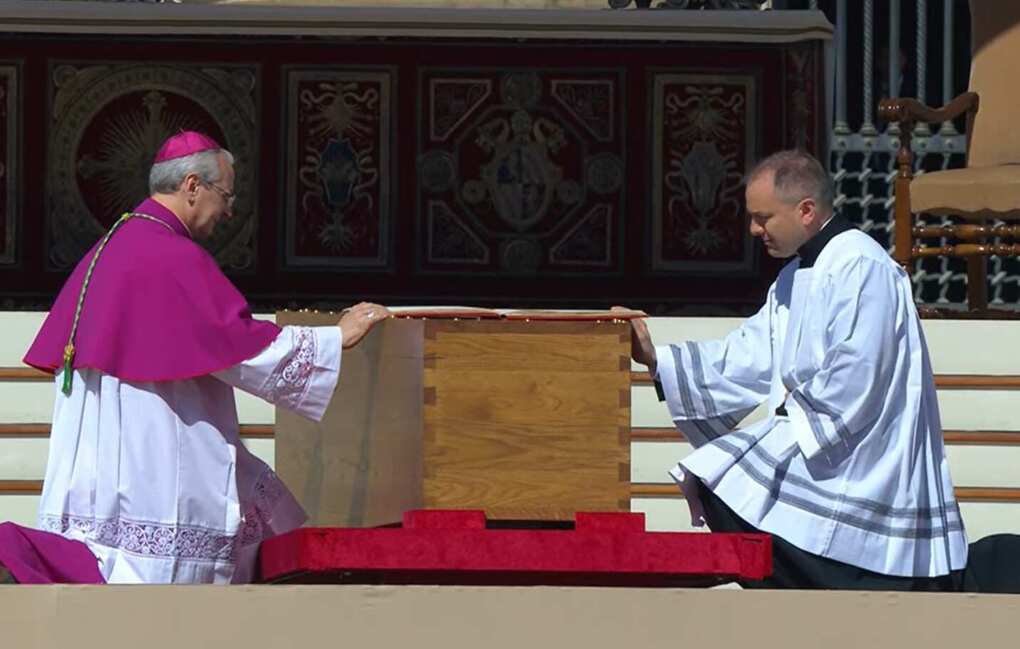 L’addio al Papa, i funerali a San Pietro e l’arrivo a Santa Maria Maggiore – VIDEO L’addio al Papa, i funerali a San Pietro e l’arrivo a Santa Maria Maggiore – VIDEO