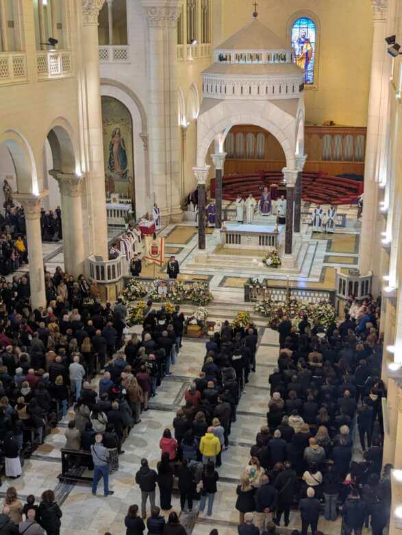Il giorno del dolore a Bisceglie: chiesa gremita per l’ultimo saluto a Rosa e sua figlia Margherita