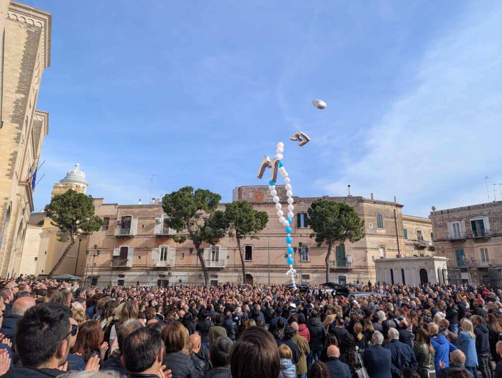 Il giorno del dolore a Bisceglie: chiesa gremita per l’ultimo saluto a Rosa e sua figlia Margherita