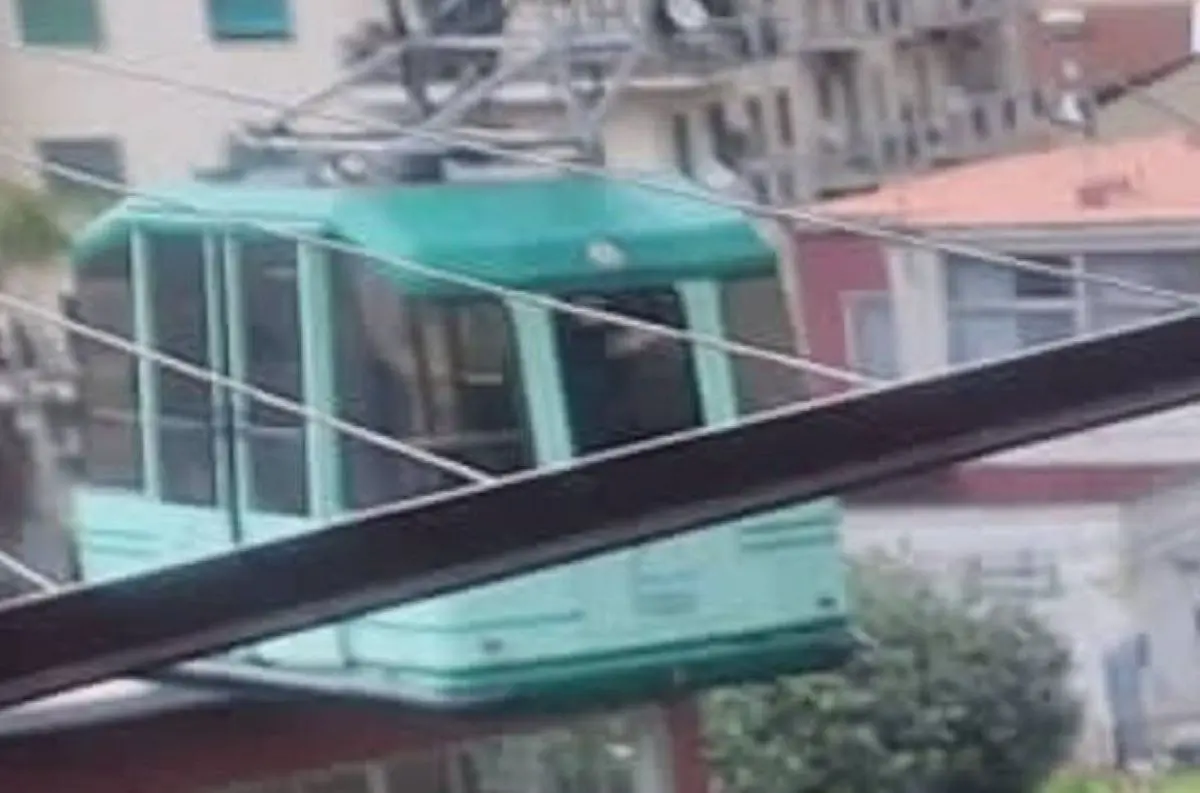 Castellammare di Stabia, precipita una cabina della funivia del Faito: ci sono morti