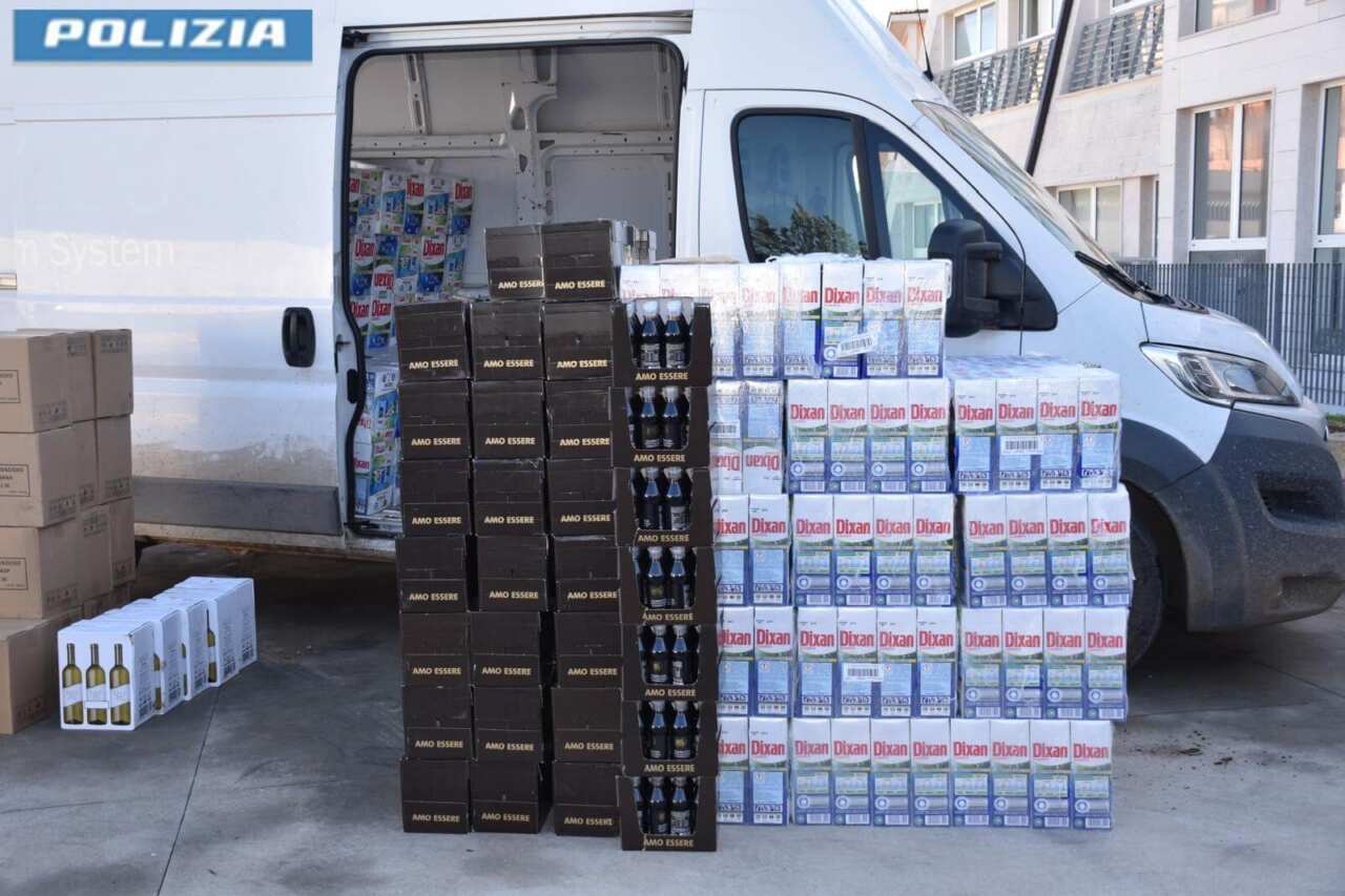 Furgone contro un muretto a secco durante un inseguimento sulla Andria-Barletta: trasportava merce rubata Furgone contro un muretto a secco durante un inseguimento sulla Andria-Barletta: trasportava merce rubata