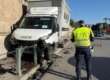 Taranto, furgone finisce fuori strada e invade la pista ciclabile: paura in viale Jonio