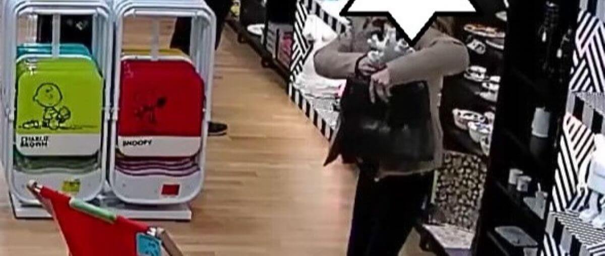 Bari, le telecamere del negozio riprendono il furto: «Restituisci la merce o ti denunciamo» Bari, le telecamere del negozio riprendono il furto: «Restituisci la merce o ti denunciamo»