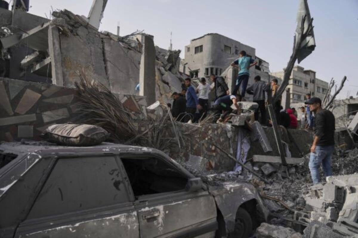 Raid di Israele su una scuola a Gaza, un rifugio di sfollati palestinesi: 10 morti, tra loro un bambino