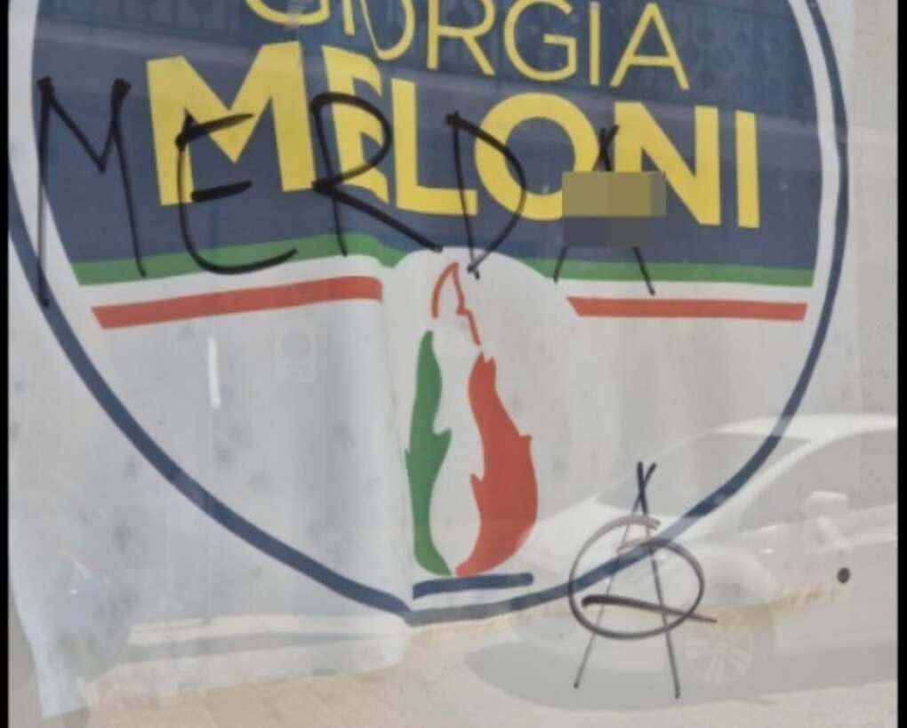 Martano, vandalizzata la sede di FdI con scritte contro Giorgia Meloni durante il corteo del 25 aprile