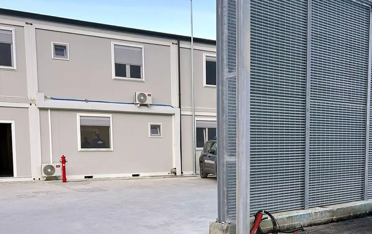 Migranti, altri 28 portati nel cpr di Gjader in Albania: la nave è salpata da Brindisi