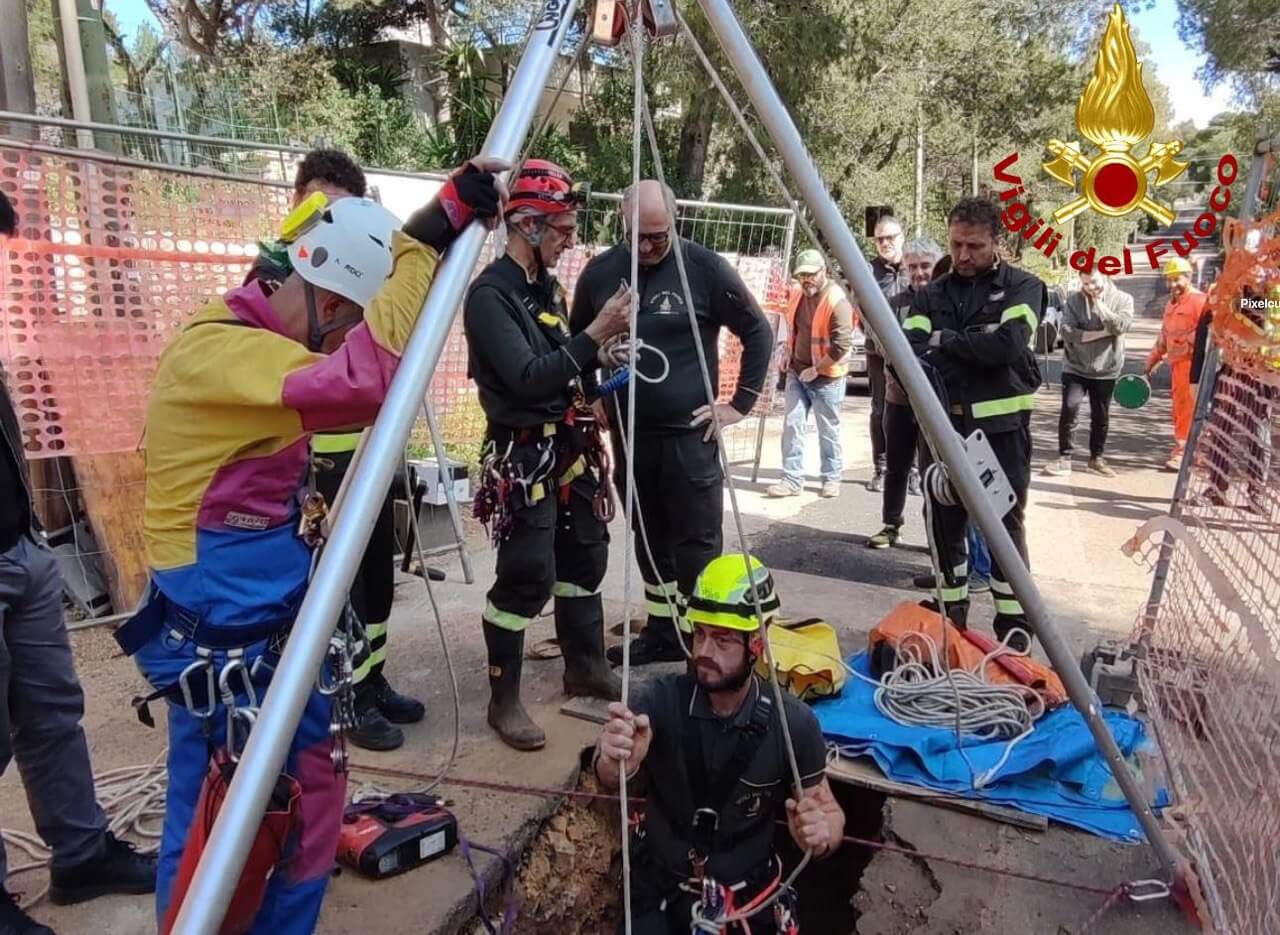 Nardò, scoperta una grotta del Quaternario durante i lavori per la posa delle tubature del gas – VIDEO Nardò, scoperta una grotta del Quaternario durante i lavori per la posa delle tubature del gas – VIDEO