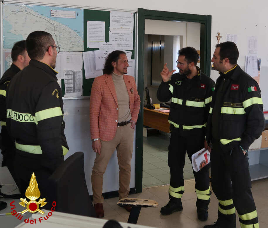 CasaBari e Igor Protti in visita dai vigili del fuoco: «Grazie per il vostro quotidiano impegno» – FOTO CasaBari e Igor Protti in visita dai vigili del fuoco: «Grazie per il vostro quotidiano impegno» – FOTO