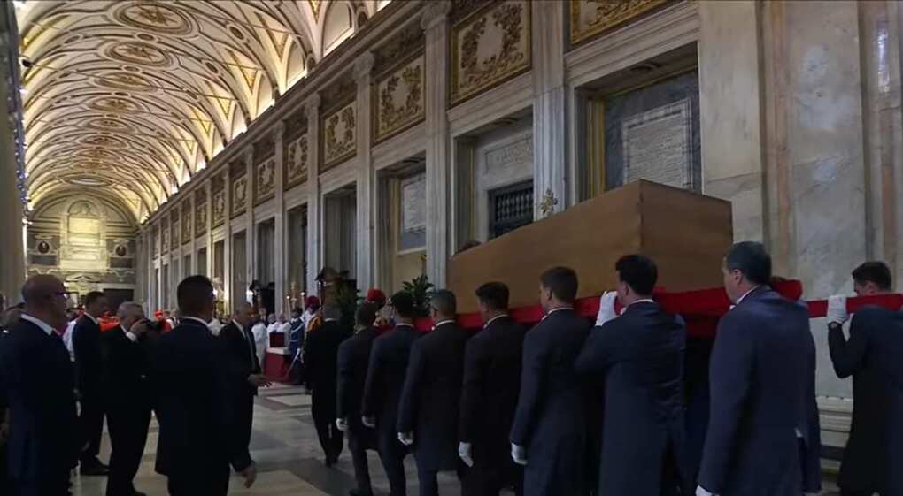 L’addio al Papa, i funerali a San Pietro e l’arrivo a Santa Maria Maggiore – VIDEO L’addio al Papa, i funerali a San Pietro e l’arrivo a Santa Maria Maggiore – VIDEO