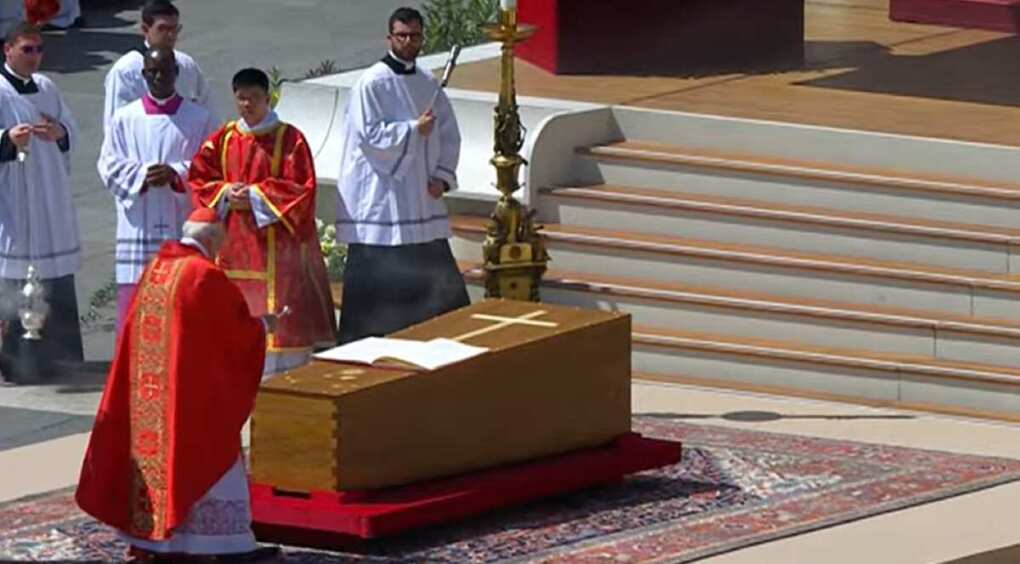 L’addio al Papa, i funerali a San Pietro e l’arrivo a Santa Maria Maggiore – VIDEO L’addio al Papa, i funerali a San Pietro e l’arrivo a Santa Maria Maggiore – VIDEO