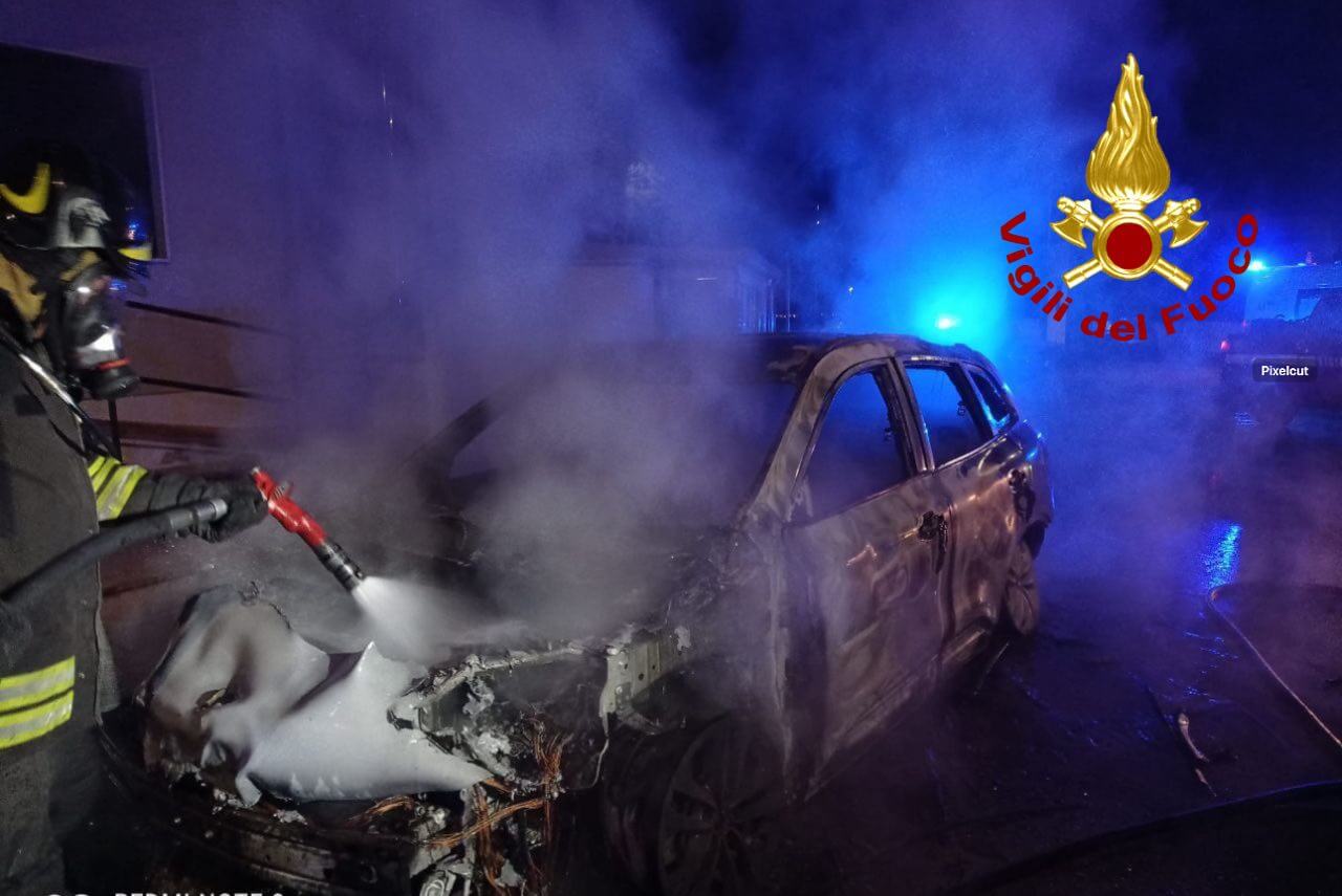 Casarano, scoppiano due incendi nella notte: distrutta un’auto, fiamme in un centro olistico