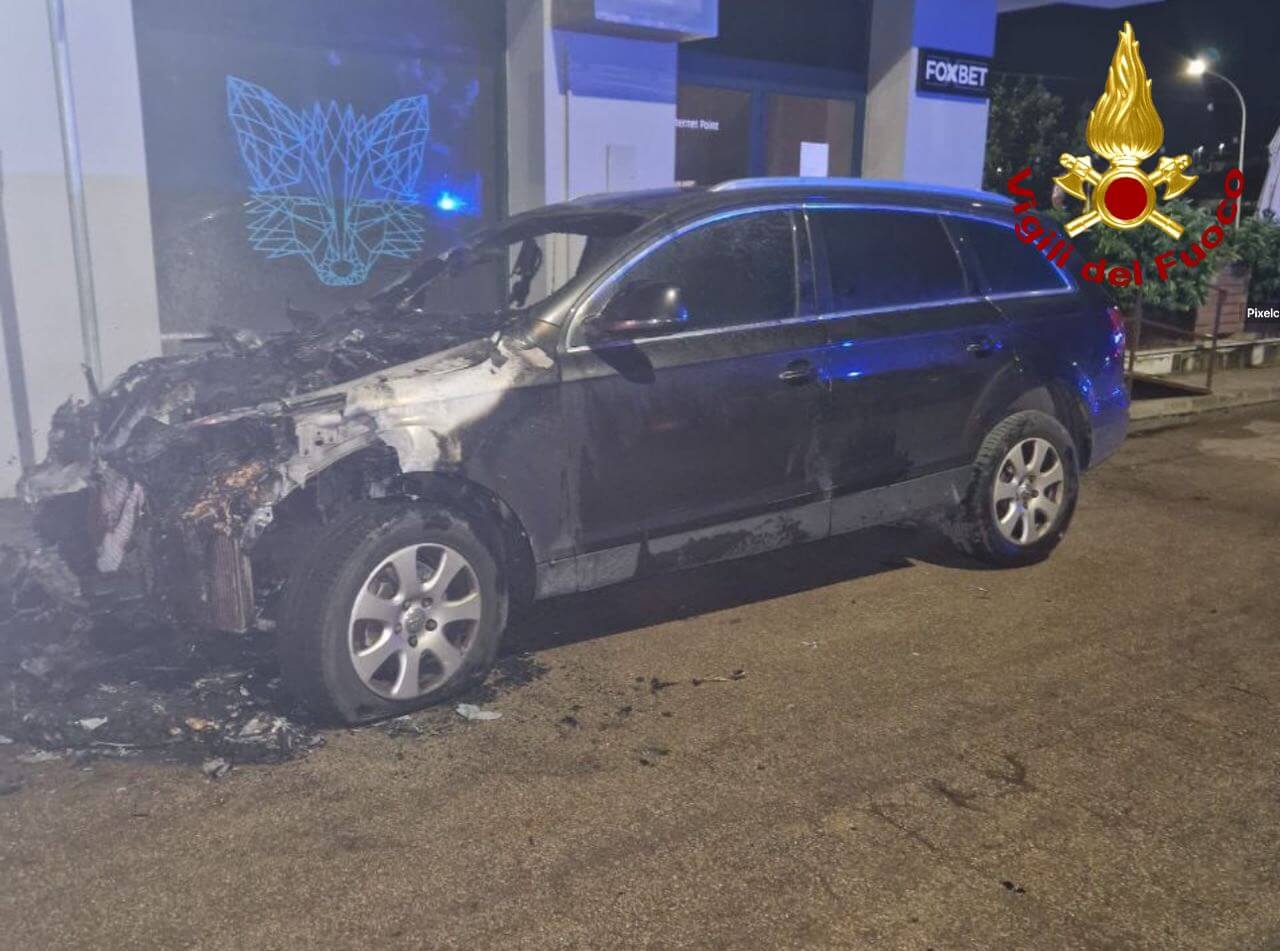 Notte di fuoco nel Salento: in fiamme uno scooter, un’auto e un’abitazione. Si indaga Notte di fuoco nel Salento: in fiamme uno scooter, un’auto e un’abitazione. Si indaga