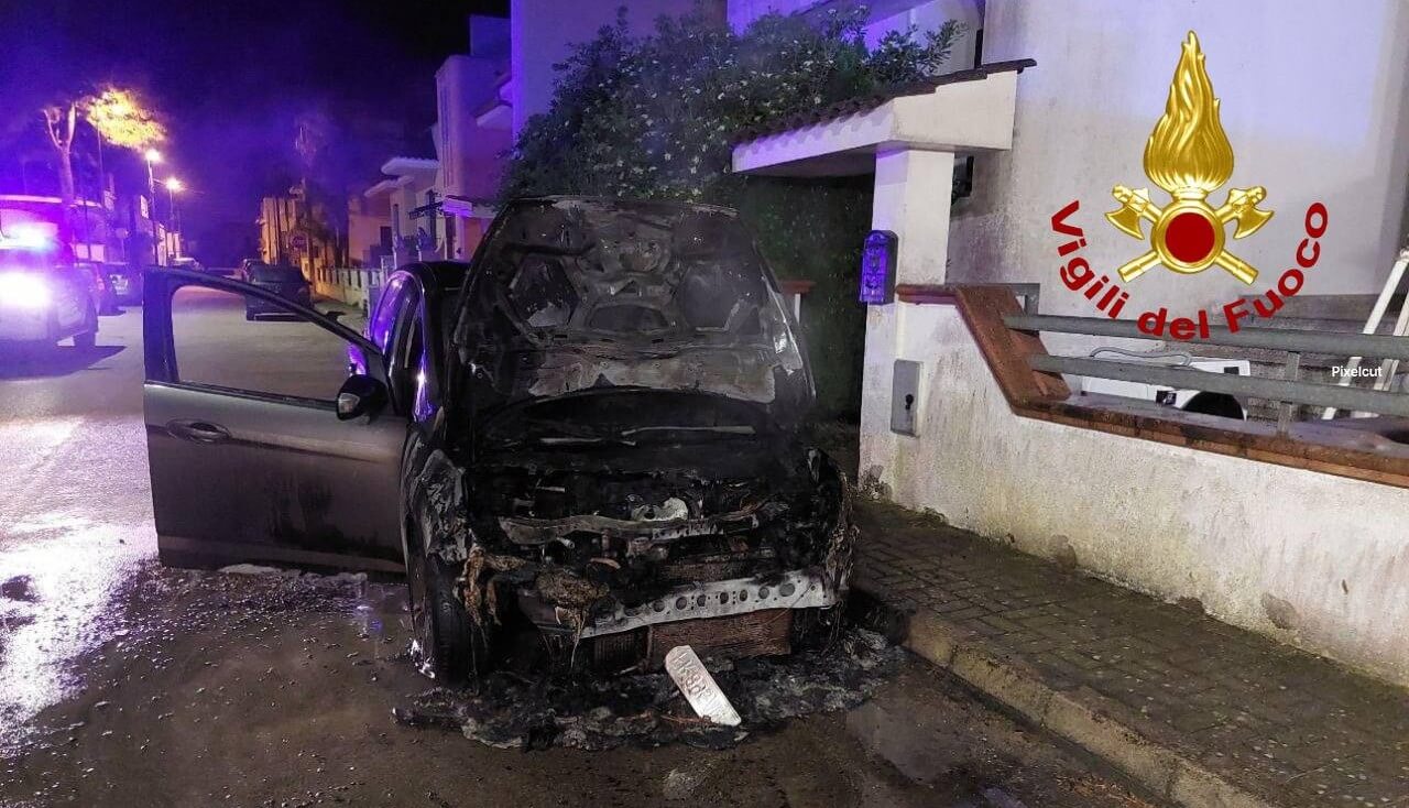 Tricase, incendio nella notte: in fiamme un’auto. Indagano i carabinieri