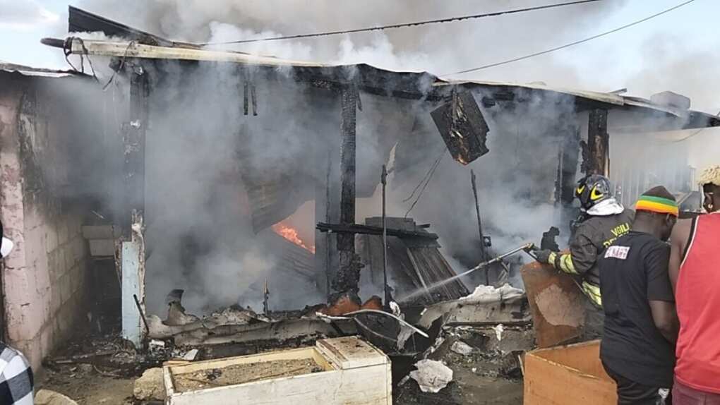 Paura a borgo Mezzanone, una decina di baracche distrutte da un incendio: sul posto i vigili del fuoco Paura a borgo Mezzanone, una decina di baracche distrutte da un incendio: sul posto i vigili del fuoco