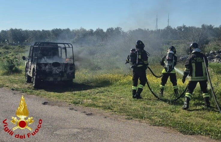 Cassano delle Murge, in fiamme una Campagnola del 1972: intervengono i vigili del fuoco