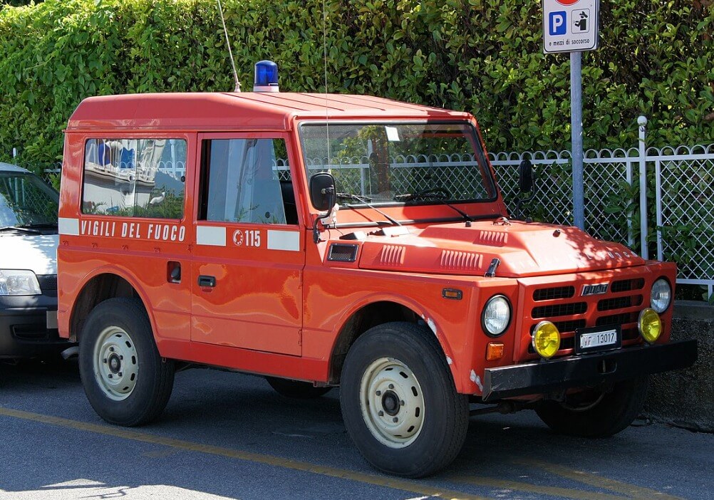 Cassano delle Murge, in fiamme una Campagnola del 1972: intervengono i vigili del fuoco