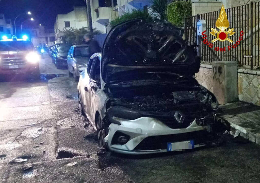 Surbo, auto in fiamme nella notte: distrutti anche cassonetti. Intervengono i vigili del fuoco