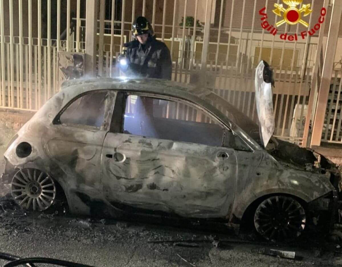 San Pietro Vernotico, a fuoco un’auto in via Nitti: secondo episodio in una settimana nella zona San Pietro Vernotico, a fuoco un’auto in via Nitti: secondo episodio in una settimana nella zona