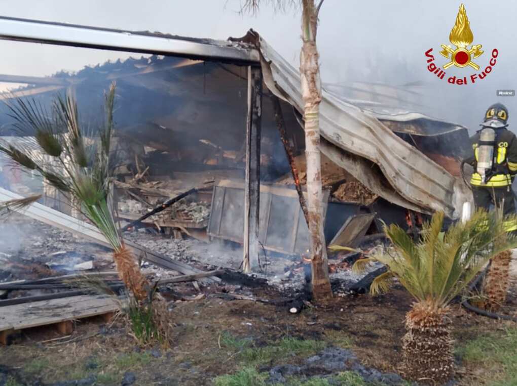 Incendio a Salve, le fiamme distruggono uno stabilimento balneare: indagini in corso Incendio a Salve, le fiamme distruggono uno stabilimento balneare: indagini in corso
