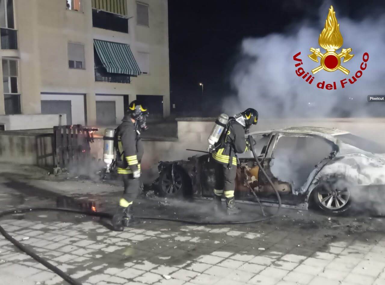 Surbo, auto in fiamme nella notte: distrutti anche cassonetti. Intervengono i vigili del fuoco