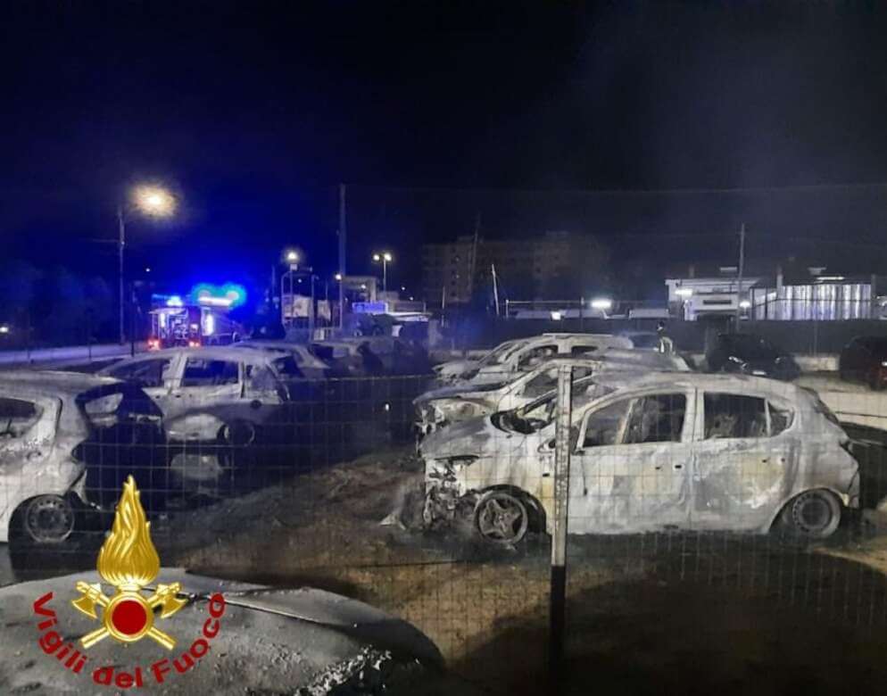 Terlizzi, incendio in una rivendita di auto usate: distrutti 16 mezzi. Indagini in corso Terlizzi, incendio in una rivendita di auto usate: distrutti 16 mezzi. Indagini in corso
