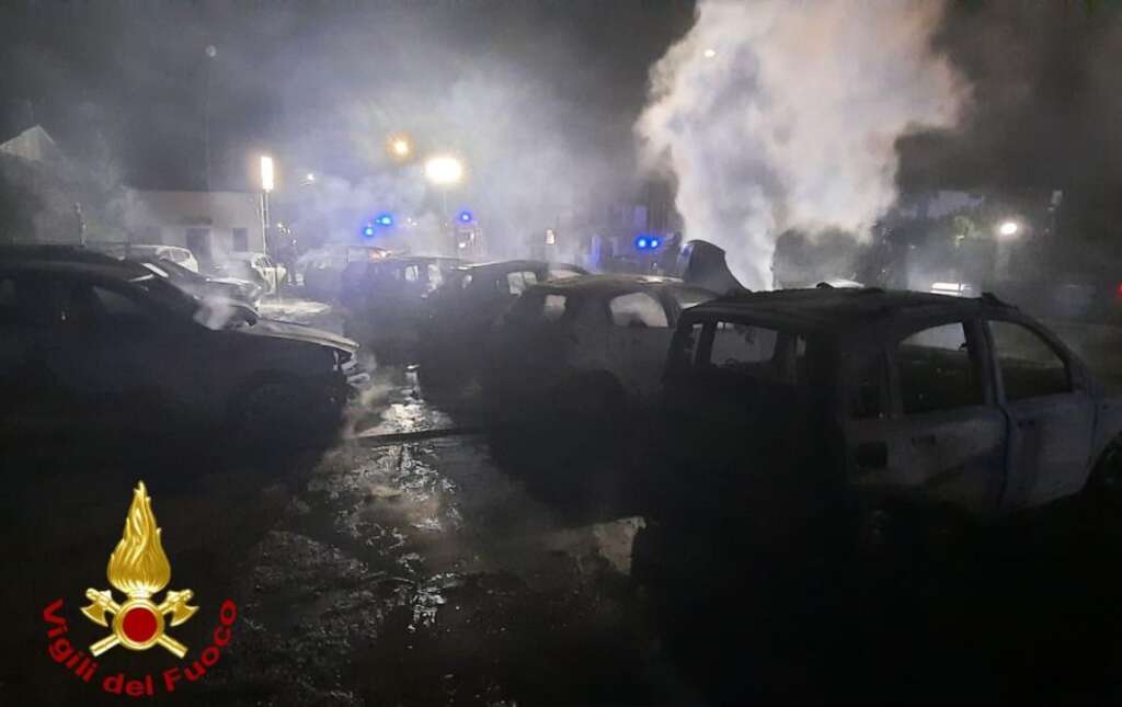 Terlizzi, incendio in una rivendita di auto usate: distrutti 16 mezzi. Indagini in corso Terlizzi, incendio in una rivendita di auto usate: distrutti 16 mezzi. Indagini in corso