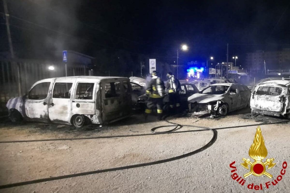 Terlizzi, incendio in una rivendita di auto usate: distrutti 16 mezzi. Indagini in corso Terlizzi, incendio in una rivendita di auto usate: distrutti 16 mezzi. Indagini in corso
