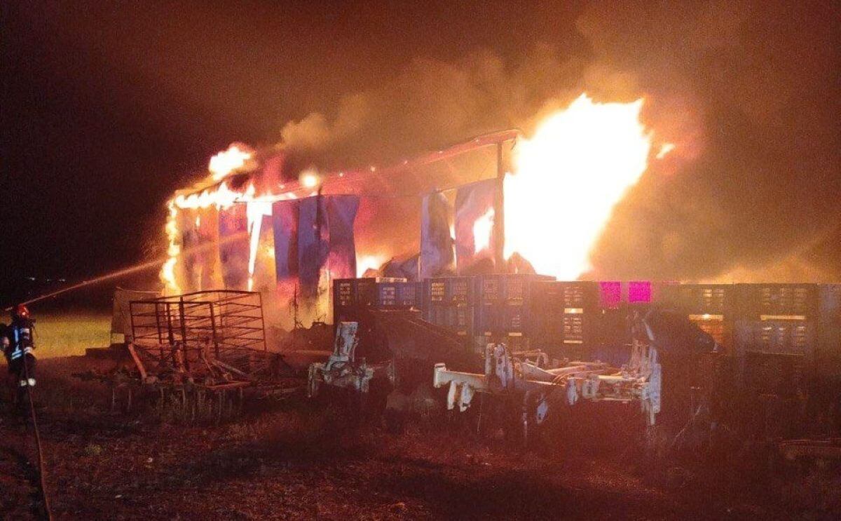 Incendio nella notte nel Foggiano, fiamme in un capannone: distrutti alcuni trattori – VIDEO