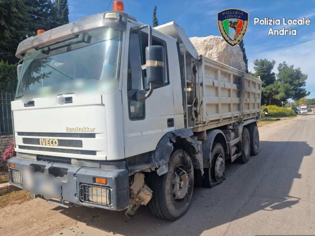 Incidente ad Andria, scontro tra un’auto e un camion: un 60enne in codice rosso